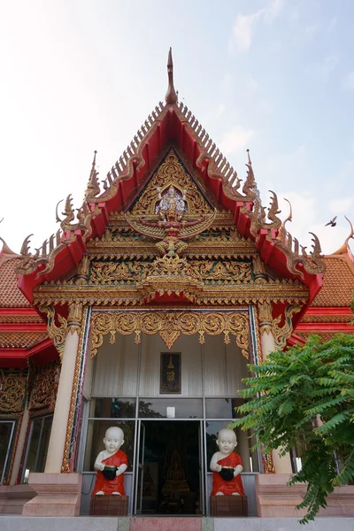 Garuda staty på thailändska buddhistiska tempel — Stockfoto