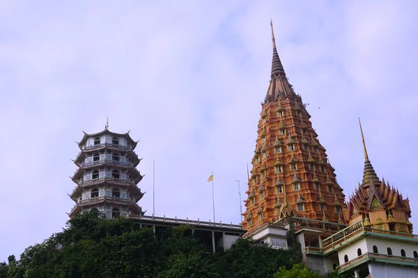 在 Wat Tham Sua 或老虎石窟寺在泰国旅行 — 图库照片