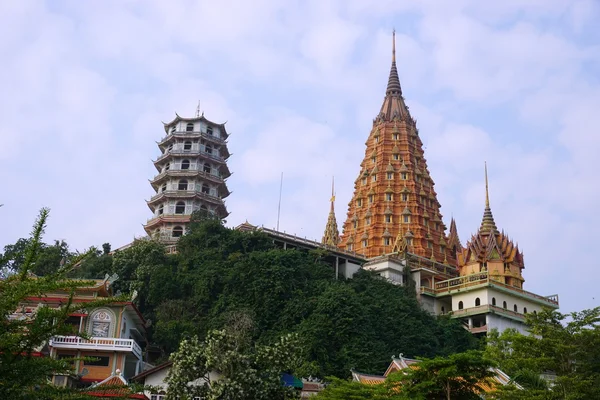 Viaggiare a Wat Tham Sua o Tempio delle Grotte di Tigre in Thailandia — Foto Stock