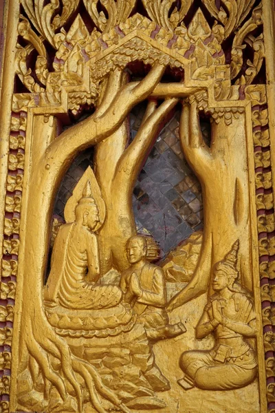 Tallado en madera historia de Buda tailandés arte — Foto de Stock