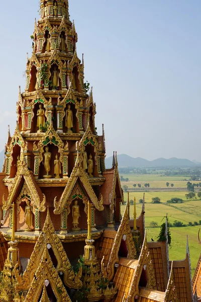 Parte superior del templo de Buda con fondo de campo de arroz — Foto de Stock