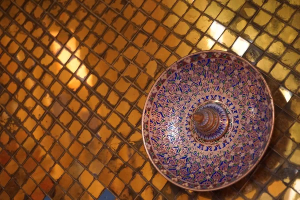 Arte prato tailandês com azulejos de parede dourada — Fotografia de Stock