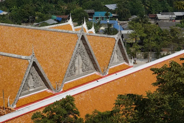 Крыша тайского буддийского храма — стоковое фото