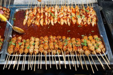 Baharatlı sos ızgara et ve balık topları