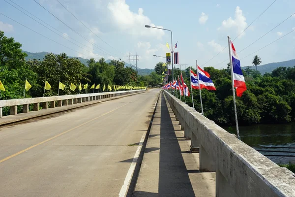 Thais en koning vlaggen ingericht op de brug — Stockfoto