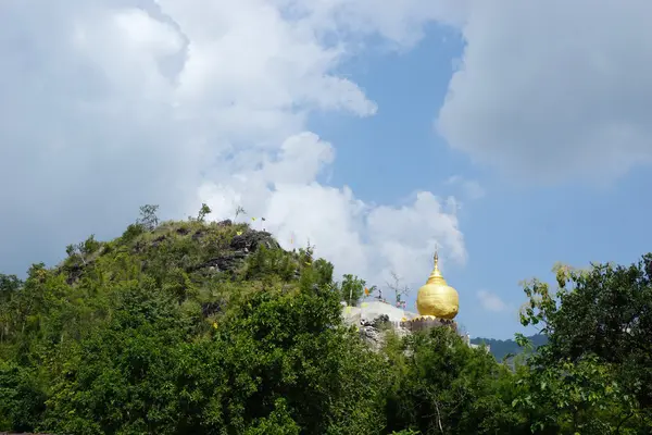 Goldener Fels auf dem Berg — Stockfoto