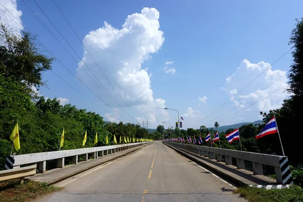 Tay dili ve Kral bayrakları köprüde dekore edilmiştir. — Stok fotoğraf
