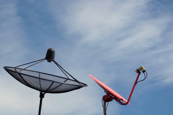 Чорно-червона супутникова тарілка з блакитним небом — стокове фото