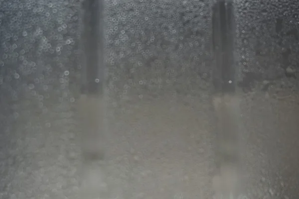 Abstrakt oskärpa vatten inuti plastflaska — Stockfoto