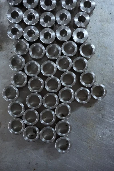 Абстрактные круглые металлические объекты — стоковое фото