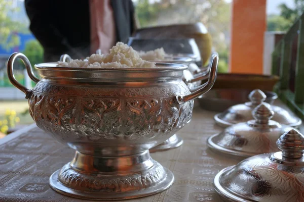 Bir Budist keşiş 's sadaka kase pirinç teklifleri — Stok fotoğraf