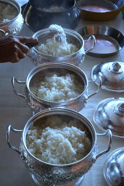 Colocar ofertas de arroz na tigela de esmola de um monge budista — Fotografia de Stock