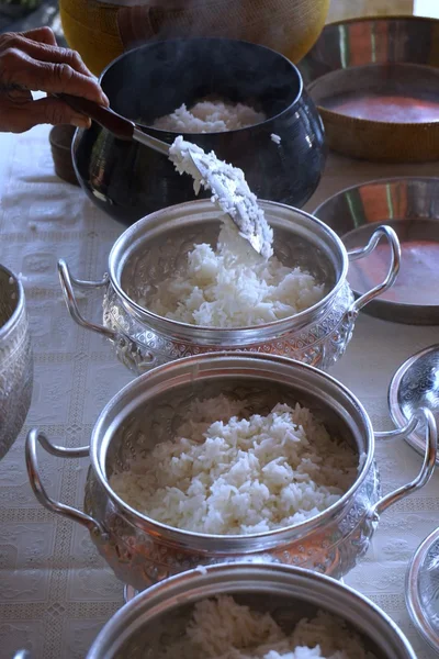 Reisopfer in eine buddhistische Almosenschale legen — Stockfoto