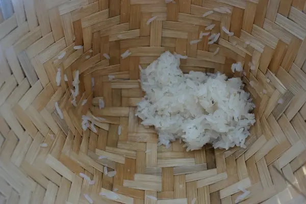 Resztki lepki ryż tajski glinianym parowiec — Zdjęcie stockowe