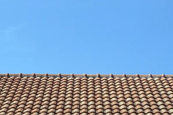 青空と屋根の上 — ストック写真