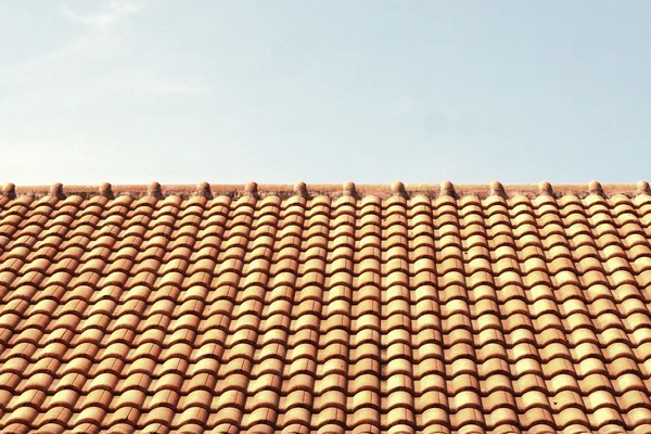 青空と屋根の上 — ストック写真
