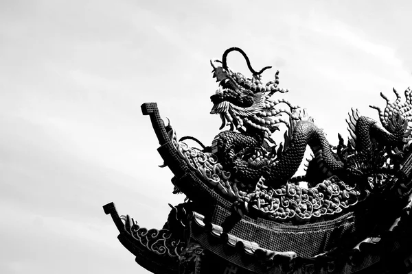 Чорно-біла ліпнина дракона на даху — стокове фото