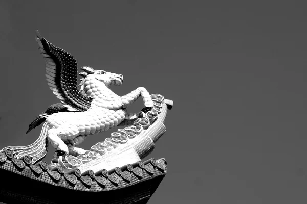 Чорно-біла скульптура Пегаса — стокове фото