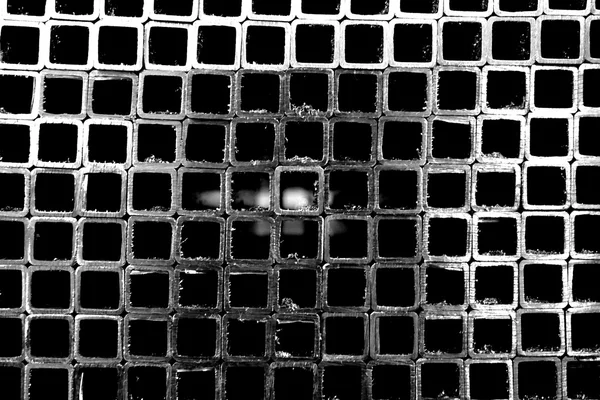 Черно-белая металлическая квадратная трубка — стоковое фото
