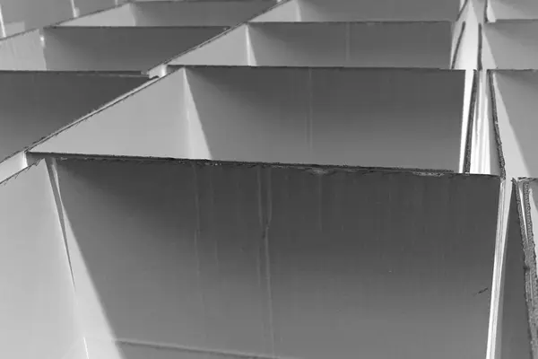 Черно-белые коробки — стоковое фото