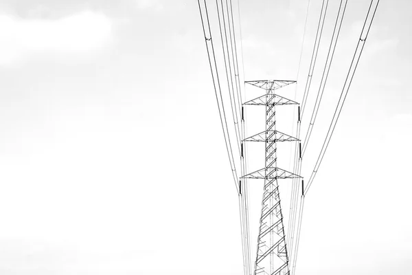 黒と白の高電圧送電鉄塔 — ストック写真