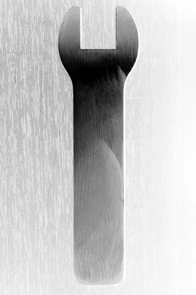 Llave de extremo abierto en blanco y negro — Foto de Stock