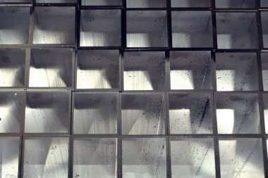 siyah ve beyaz metal kare tüp