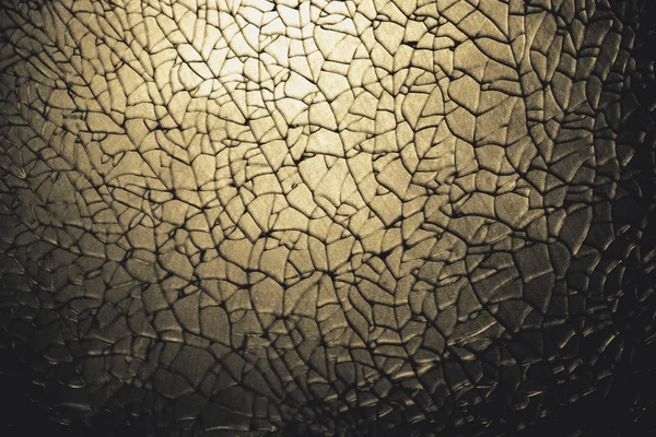 Абстрактна тріщина загартованого скла в золоті — стокове фото