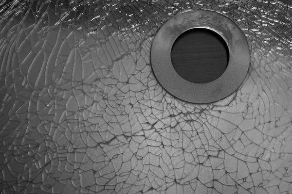 Grieta de vidrio templado con el círculo de acero inoxidable — Foto de Stock
