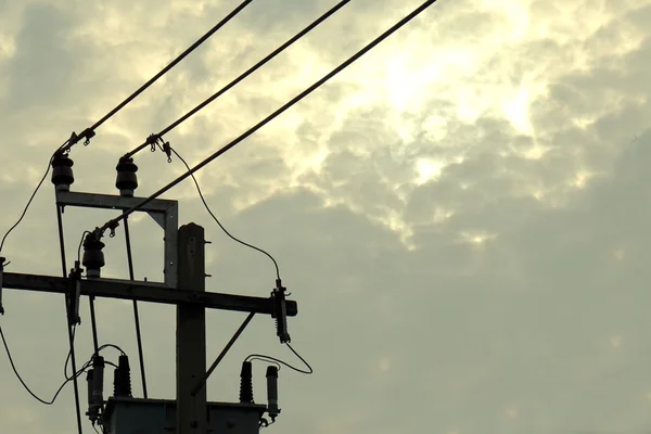 Pólo de eletricidade com sol na névoa — Fotografia de Stock