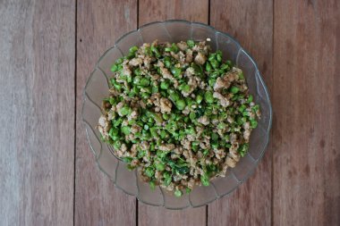 Fesleğen yaprakları ile baharatlı kızarmış kıyılmış domuz eti