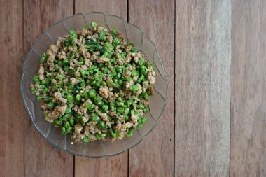 Fesleğen yaprakları ile baharatlı kızarmış kıyılmış domuz eti