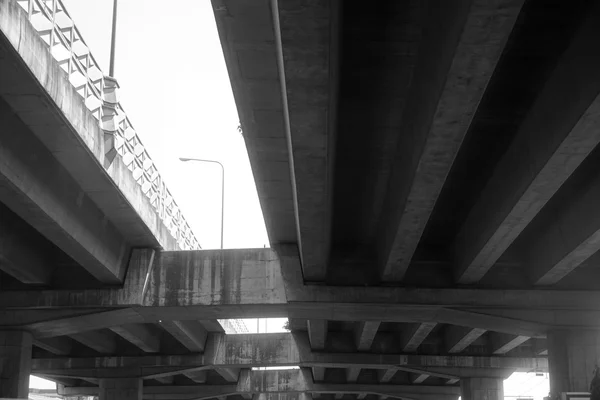 Noir et blanc sous le pont — Photo