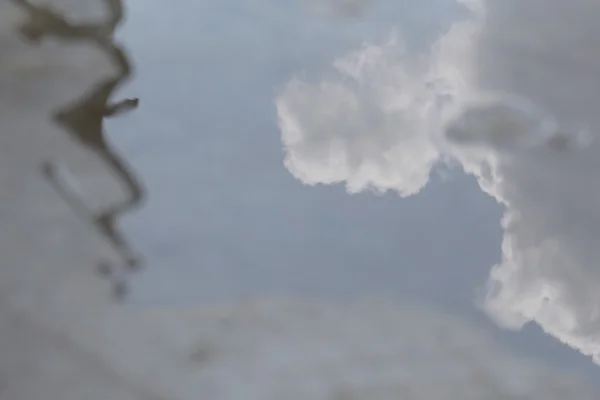 물에 구름을 반영 — 스톡 사진