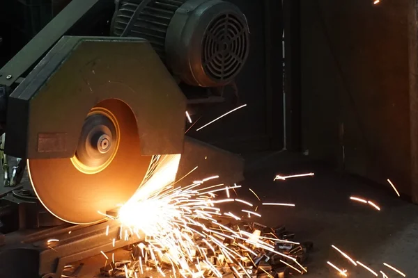 Snijden metalen buis — Stockfoto