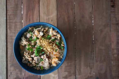 Tay baharatlı ekşi noodle