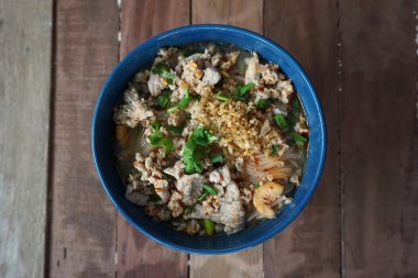 Tay baharatlı ekşi noodle