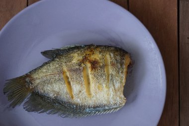 Çıtır çıtır kızarmış Sepat siam balık