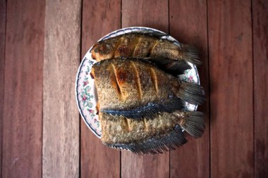 Çıtır çıtır kızarmış Sepat siam balık