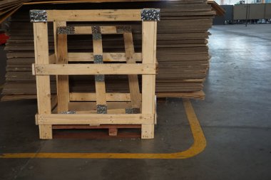 Depoda ahşap sandık