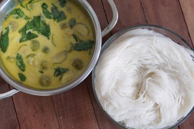 yeşil köri tavuk Pirinç Noodle ile