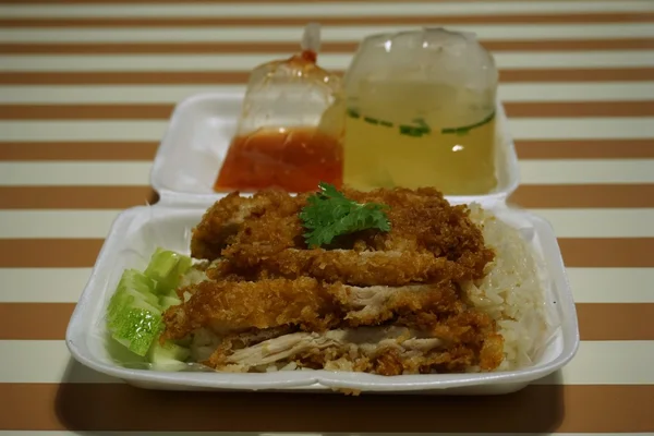 Κουτί Ταϊλανδικά τρόφιμα τηγανητό κοτόπουλο με ρύζι — Φωτογραφία Αρχείου