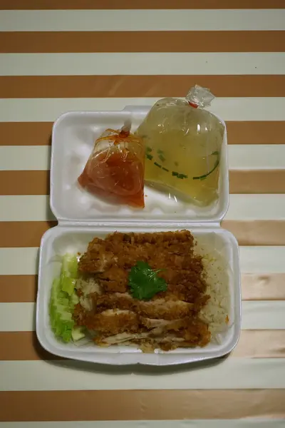 Sült csirke rizs thai élelmiszer doboz — Stock Fotó