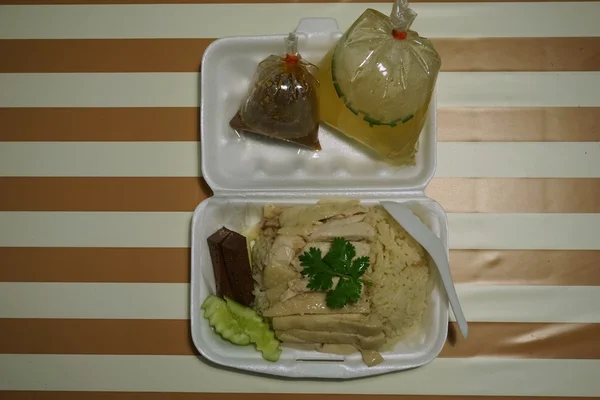 Haşlanmış tavuk pirinç Tay gıda kutusu — Stok fotoğraf