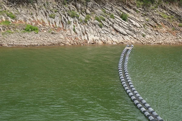 Abstrakte Felsen in der Nähe des Flusses — Stockfoto