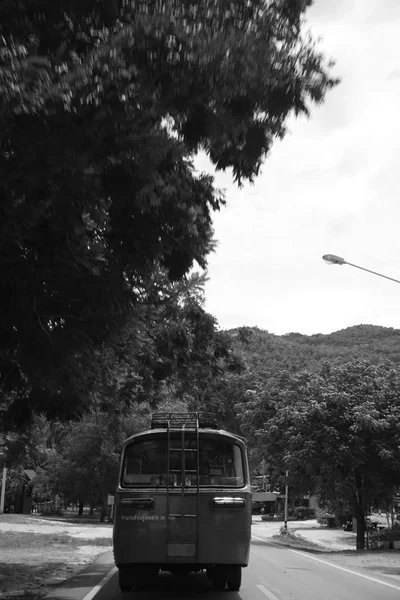 Ônibus velho no campo na Tailândia — Fotografia de Stock