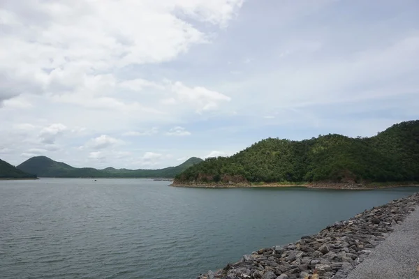 Görünüm Srinakarin Barajı Kanchanaburi'deki/daki oteller — Stok fotoğraf