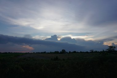 Gökkuşağının üstünde belgili tanımlık bulut 