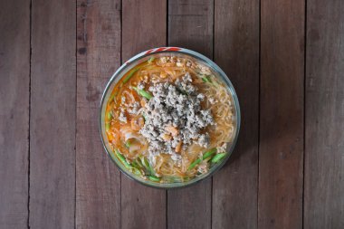 Tay baharatlı Tom Yum noodle domuz eti ile 