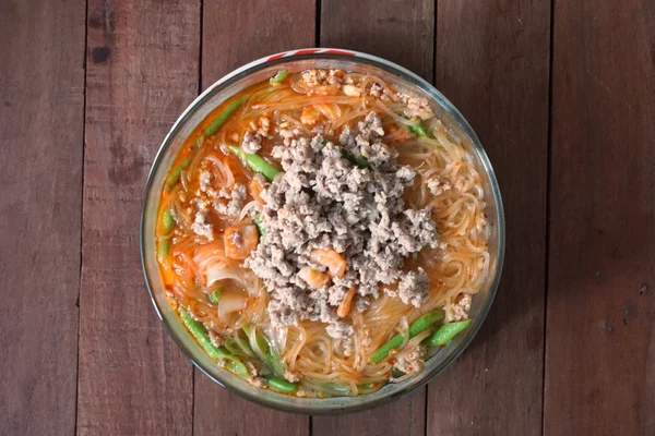 Thai pedas Tom Yum mie dengan daging babi — Stok Foto
